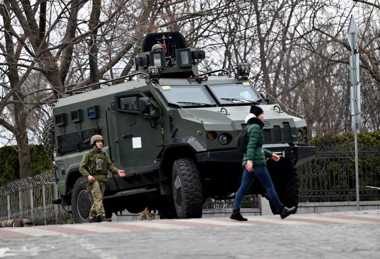 Los militares de las Fuerzas Militares de Ucrania bloquean una carretera en el llamado barrio del gobierno en Kiev el 24 de febrero de 2022
