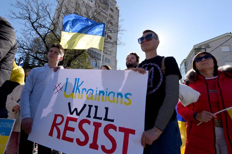 Los ucranianos que viven en Montenegro marchan durante una protesta contra la invasión rusa de Ucrania el 24 de febrero de 2022 en Podgorica.