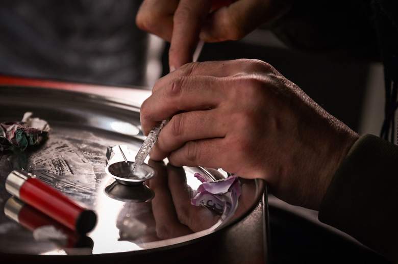Los usuarios de drogas preparan la cocaína antes de inyectarla