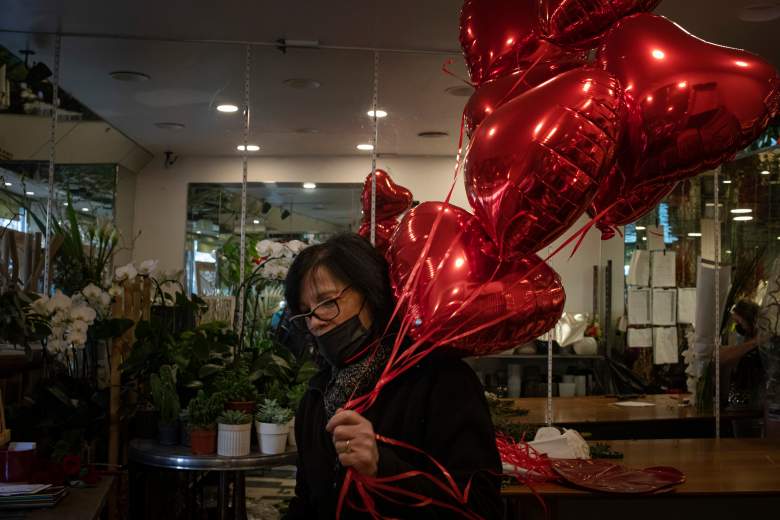 Un florista organiza globos en forma de corazón antes de las celebraciones del Día de San Valentín el 13 de febrero de 2021 en París, Francia.