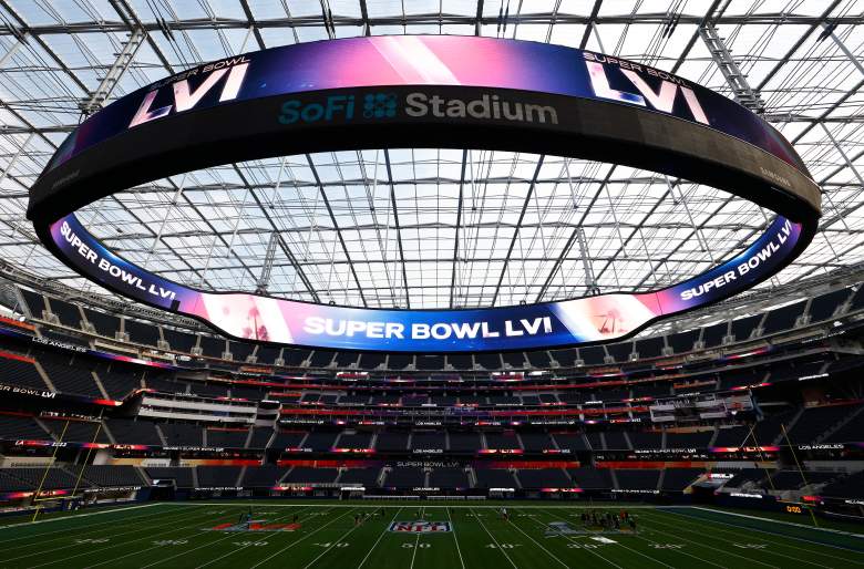 Una vista del estadio SoFi mientras los trabajadores se preparan para el Super Bowl LVI el 1 de febrero de 2022 en Inglewood, California.