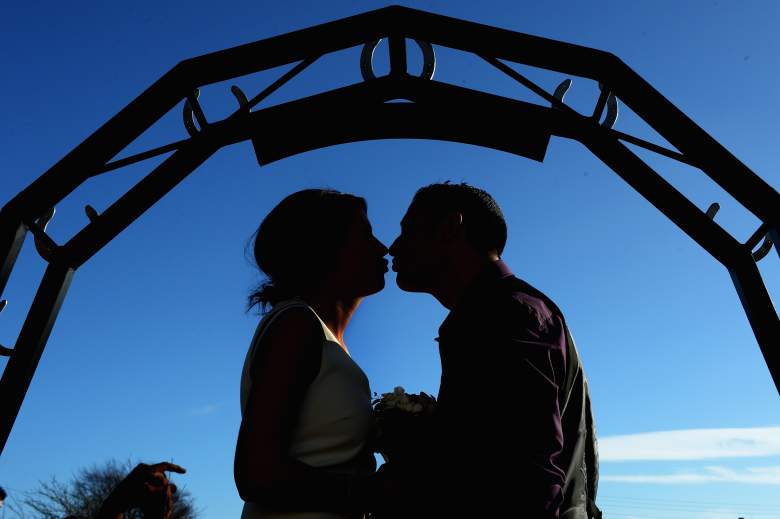Michael Lewis y Rebecca Anderson se besan fuera de Gretna Green Famous Blacksmiths Shop el día de su boda el día de San Valentín el 14 de febrero de 2013 en Gretna, Escocia.