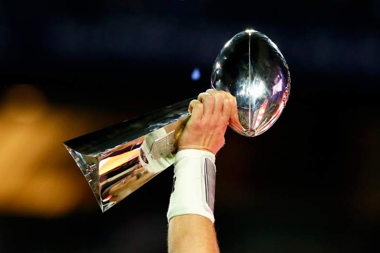 Tom Brady #12 de los New England Patriots celebra sostener el Trofeo Vince Lombardi