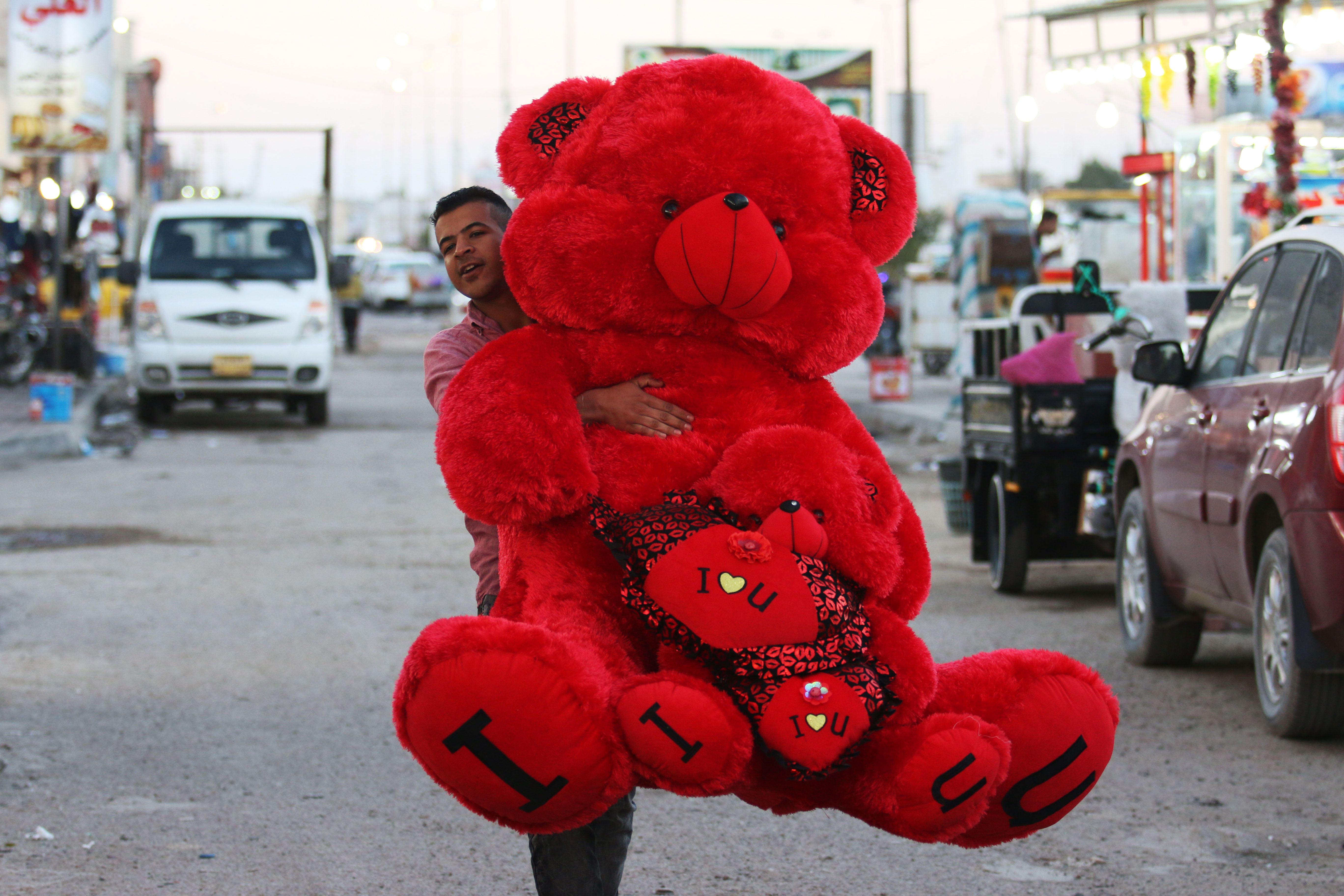 Un hombre iraquí lleva un regalo de San Valentín el 14 de febrero de 2016, en la ciudad sureña de Basora, principalmente chiíta.