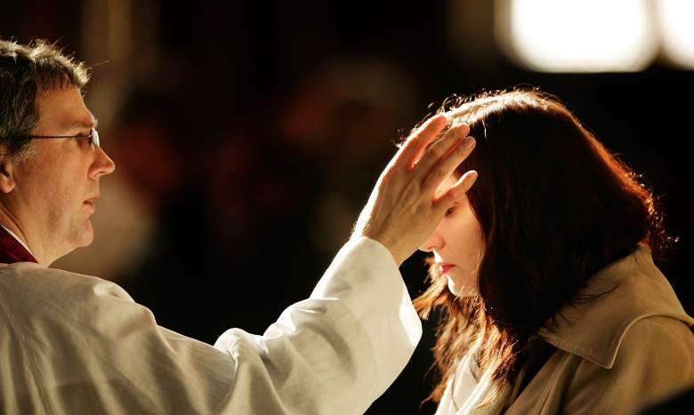 Un adorador recibe una cruz de cenizas pintada en su frente de manos de un sacerdote durante la Misa del Miércoles de Ceniza en la Catedral de Westminster el 21 de febrero de 2007 en Londres.