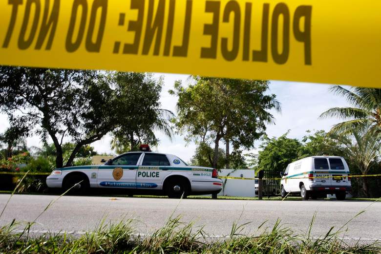 Se ven coches de policía frente a la casa donde un intruso disparó al jugador de fútbol de los Washington Redskins Sean Taylor en la pierna el 26 de noviembre de 2007 en Miami, Florida.