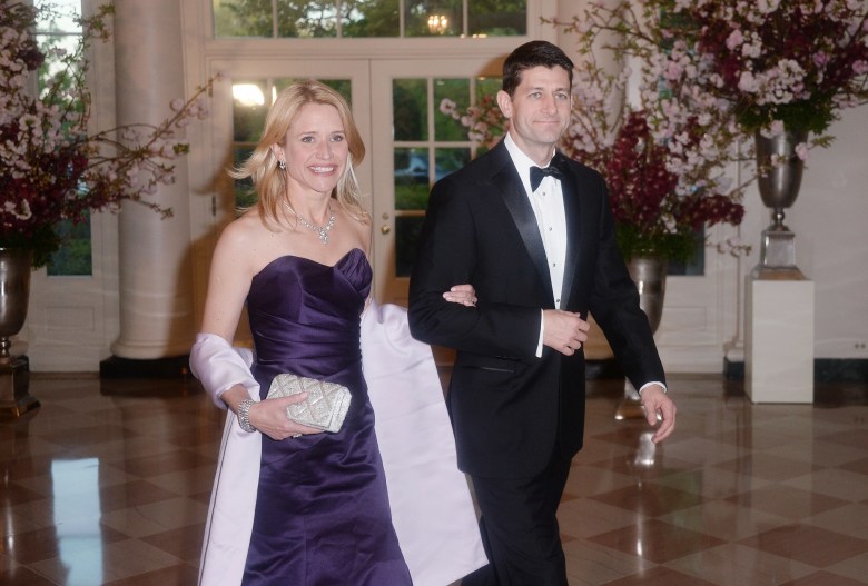 El representante estadounidense Paul Ryan y su esposa Janna Ryan llegan a la cena de estado en honor del primer ministro japonés Shinzo Abe y su esposa Akie Abe el 28 de abril de 2015.