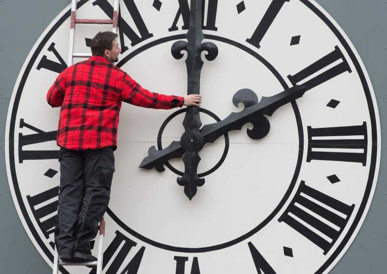 La fotografía tomada el 23 de marzo de 2018 muestra a un técnico trabajando en el reloj de la iglesia Lukaskirche en Dresden, Alemania oriental.