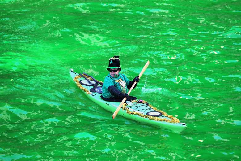Un kayakista navega por el río Chicago después de que se tiñera de verde para celebrar el día de San Patricio el 16 de marzo de 2019 en Chicago, Illinois.