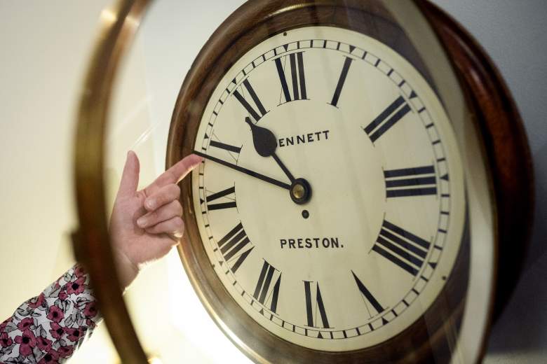 Duncan Clements de Pendulum of Mayfair, especialistas en relojes antiguos, realiza el ajuste de verano de los relojes, reguladores y relojes en las salas de exhibición el 1 de abril de 2019 en Londres, Inglaterra.