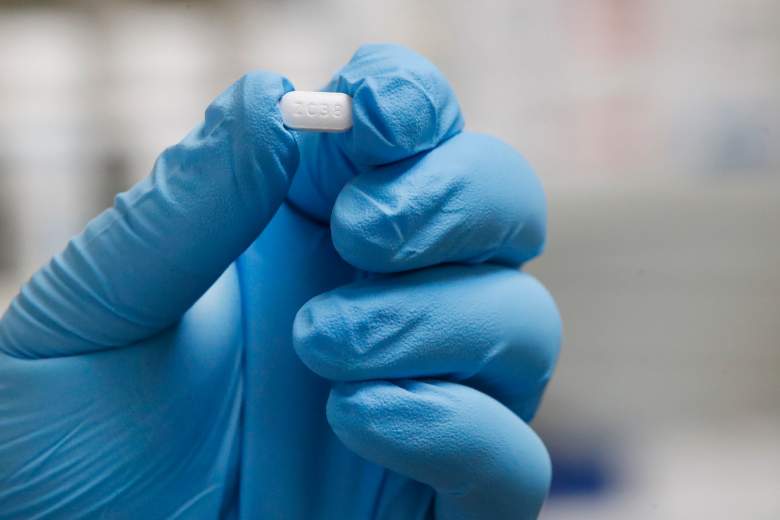 Un técnico de farmacia sostiene una pastilla de hidroxicloroquina en Rock Canyon Pharmacy en Provo, Utah, el 20 de mayo de 2020.
