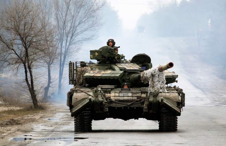 Militares ucranianos viajan en tanques hacia la línea del frente con las fuerzas rusas en la región de Lugansk de Ucrania el 25 de febrero de 2022.
