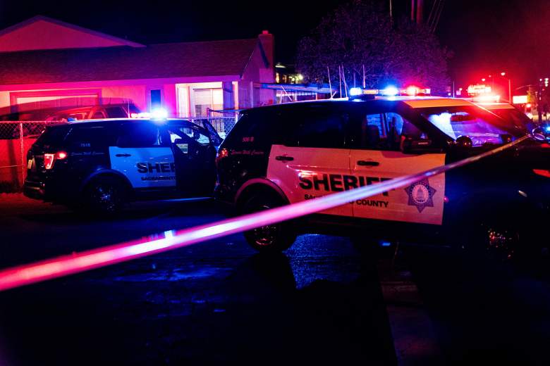 La cinta policial bloquea la escena del crimen fuera de una iglesia donde un hombre mató a tiros a cuatro personas, incluidos tres de sus hijos, antes de dispararse a sí mismo, el 28 de febrero de 2022 en Sacramento, California.