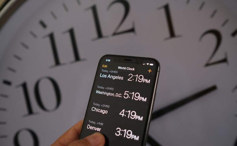 Esta fotografía ilustrativa muestra un reloj en el fondo de un teléfono inteligente que muestra la hora después de que se implementó el horario de verano en Los Ángeles, California, el 15 de marzo de 2022.