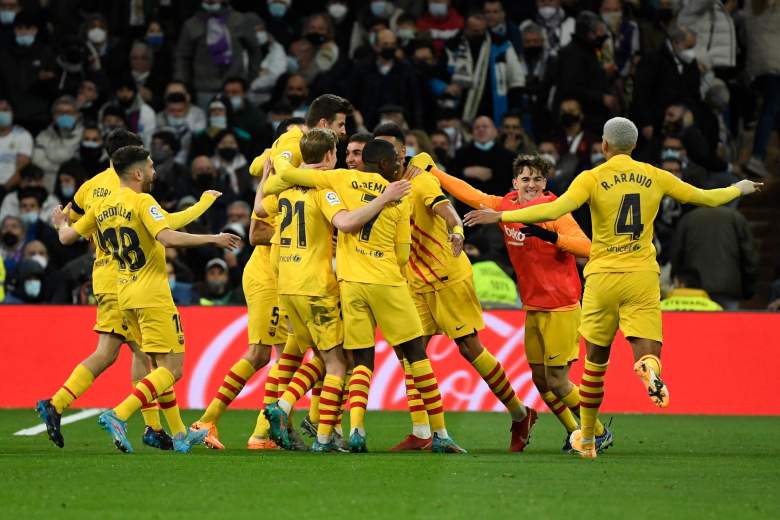 Los jugadores del Barcelona celebran después de marcar un gol durante el partido de fútbol de la Liga española entre el Real Madrid CF y el FC Barcelona en el estadio Santiago Bernabeu de Madrid el 20 de marzo de 2022.