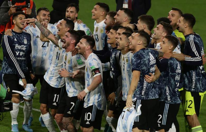 Los jugadores de Argentina celebran después del partido de fútbol de clasificación sudamericana para la Copa Mundial de la FIFA Qatar 2022 entre Argentina y Venezuela en el estadio La Bombonera de Buenos Aires el 25 de marzo de 2022.