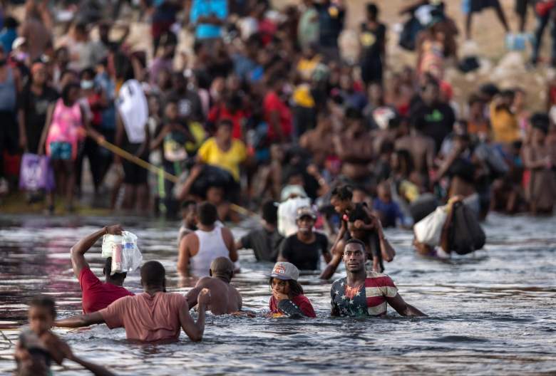 Inmigrantes, en su mayoría de Haití, se reúnen en la orilla del Río Grande el 19 de septiembre de 2021 en Ciudad Acuña, México, al otro lado de la frontera con Del Rio, Texas.