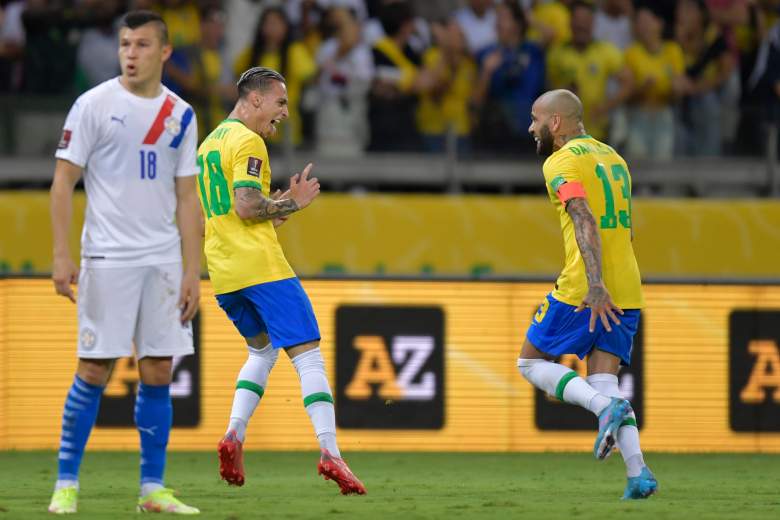 : Antony de Brasil celebra con Dani Alves después de anotar el tercer gol de su equipo durante un partido entre Brasil y Paraguay como parte de las Eliminatorias de la Copa Mundial de la FIFA Qatar 2022 en el Estadio Mineirao el 01 de febrero de 2022 en Belo Horizonte , Brasil.