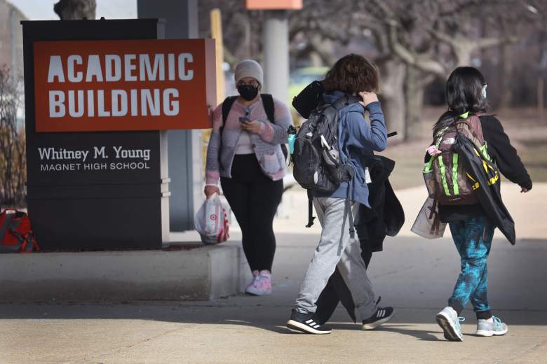 Los estudiantes salen de la Escuela Secundaria Whitney Young Magnet al final del día escolar el 14 de marzo de 2022 en Chicago, Illinois.