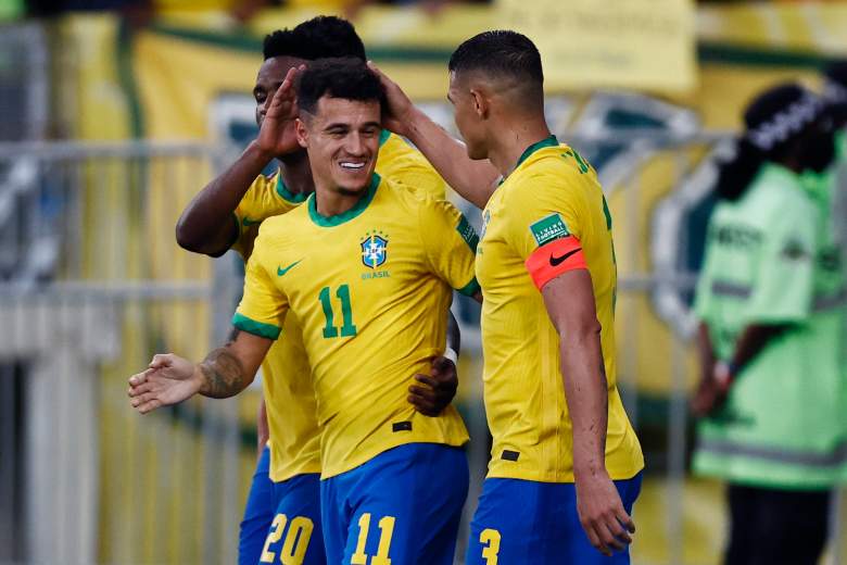 Philippe Coutinho de Brasil celebra con sus compañeros de equipo después de anotar el tercer gol de su equipo durante un partido entre Brasil y Chile como parte de la Clasificación de la Copa Mundial de la FIFA Qatar 2022 el 24 de marzo de 2022 en Río de Janeiro, Brasil.