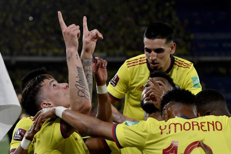 Matheus Uribe de Colombia celebra con sus compañeros de equipo después de anotar el tercer gol de su equipo durante un partido entre Colombia y Bolivia como parte del Clasificatorio para la Copa Mundial de la FIFA Qatar 2022 el 24 de marzo de 2022 en Barranquilla, Colombia.