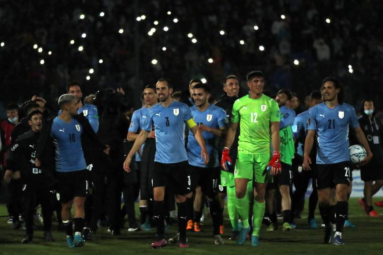 Diego Godín de Uruguay y sus compañeros celebran la clasificación después de ganar un partido entre Uruguay y Perú como parte de las Eliminatorias de la Copa Mundial de la FIFA Qatar 2022 en el Estadio Centenario el 24 de marzo de 2022 en Montevideo, Uruguay.