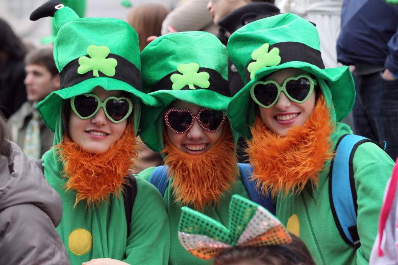 Espectadores vestidos como duendes asisten al desfile del Día de San Patricio en Dublín el 17 de marzo de 2014.