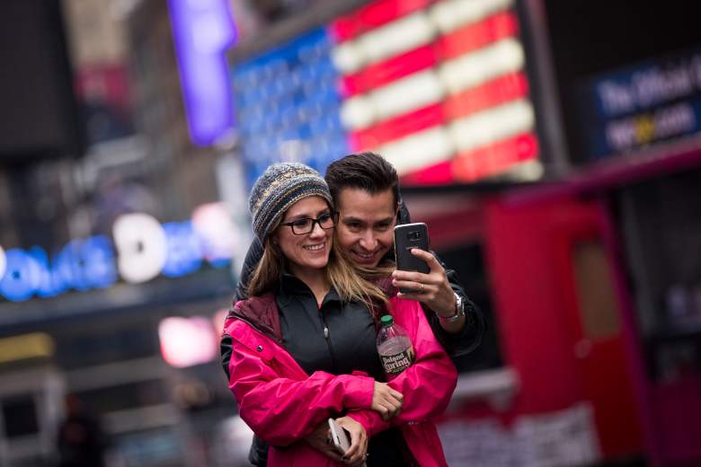Una pareja se toma una fotografía en Times Square, el 1 de marzo de 2017 en la ciudad de Nueva York.