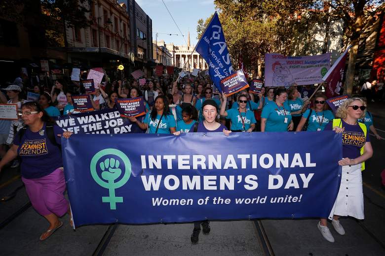 Miles de manifestantes asisten a una manifestación por el Día Internacional de la Mujer el 8 de marzo de 2017 en Melbourne, Australia.