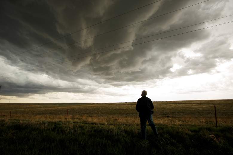 Tim Marshall, un veterano de 40 años en la persecución de tormentas, monitorea una tormenta supercélula durante una misión de investigación de tornados, el 8 de mayo de 2017 en el condado de Elbert cerca de Agate, Colorado.