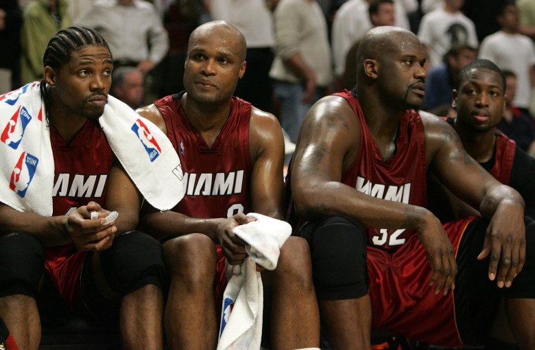 Udonis Haslem #40, Antoine Walker #8, Shaquille O'Neal #32 y Dwyane Wade #3 del Miami Heat se sientan en el banco al final del último cuarto contra los Chicago Bulls en el segundo juego de los cuartos de final de la Conferencia Este durante la NBA de 2007 eliminatorias.