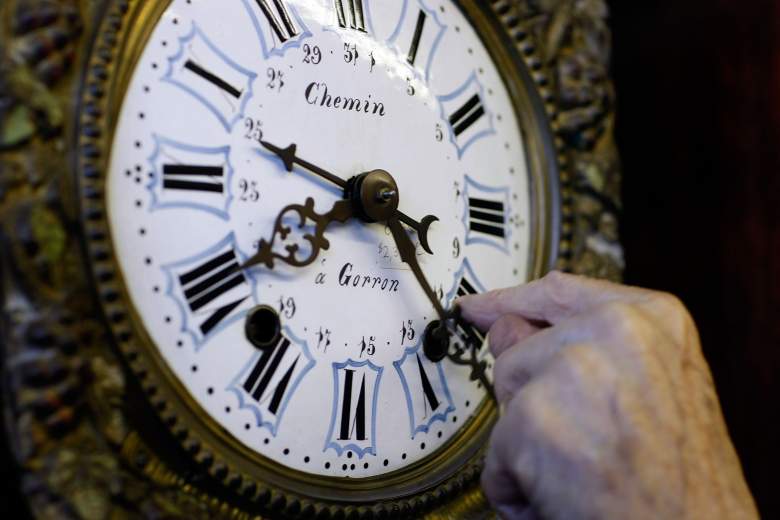 Howie Brown ajusta la hora en un reloj hacia atrás una hora para el horario de ahorro de luz del final del día en Brown's Old Time Clock Shop el 2 de noviembre de 2007 en Plantation, Florida.
