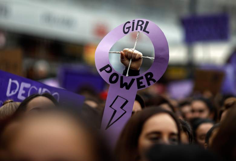 Los manifestantes asisten a una protesta en la plaza Puerta del Sol durante una huelga de un día para defender los derechos de las mujeres en el Día Internacional de la Mujer en Madrid, el 8 de marzo de 2018.