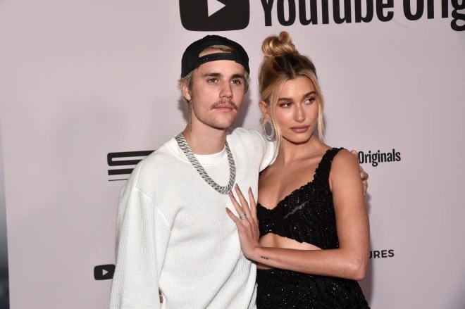 Justin Bieber y Hailey Bieber asisten al estreno de "Justin Bieber: Seasons" de YouTube Original el 27 de enero de 2020 en Los Ángeles.