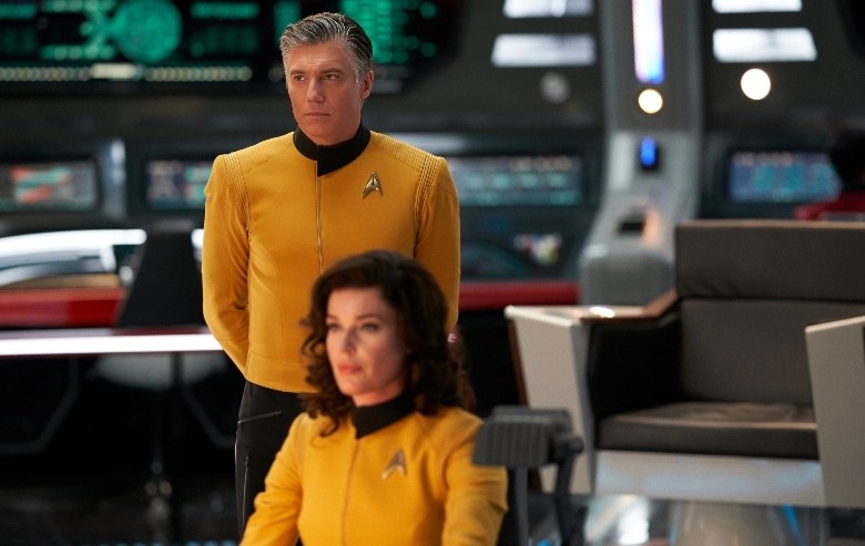 Anson Mount como Capitán Pike y Rebecca Romijn como Número Uno en “Star Trek: Discovery”.