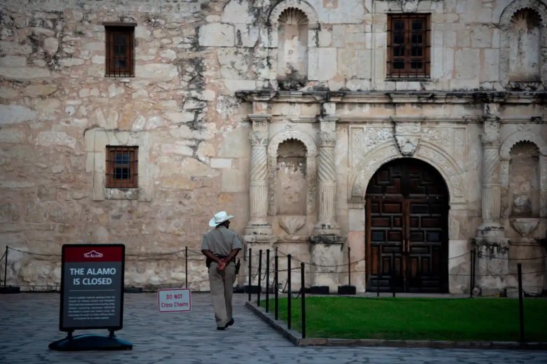 Un oficial de policía camina fuera del Álamo cerrado el 1 de abril de 2020 en el centro de San Antonio, Texas, durante una orden de quedarse en casa en medio del brote del nuevo coronavirus. - El número de muertos en EE. UU. por la pandemia de coronavirus superó los 5.000 a última hora del 1 de abril, según un recuento continuo de la Universidad Johns Hopkins. (Foto de Mark Felix / AFP) (Foto de MARK FELIX/AFP /AFP vía Getty Images)