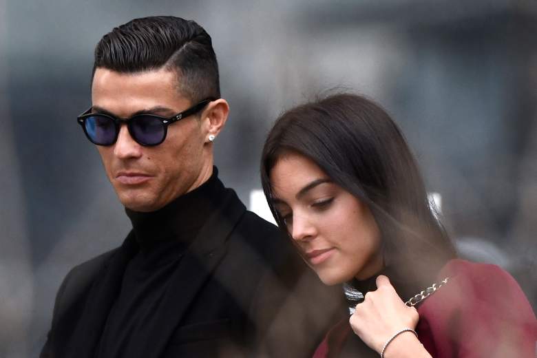 Cristiano Ronaldo se va con su novia española Georgina Rodríguez después de asistir a una audiencia judicial por evasión de impuestos en Madrid el 22 de enero de 2019.