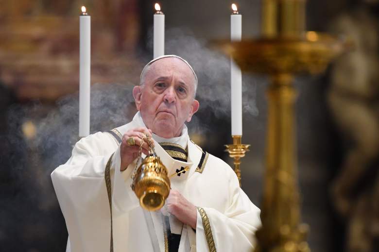 El Papa Francisco balancea un incensario al comienzo de la Misa del Domingo de Pascua el 12 de abril de 2020