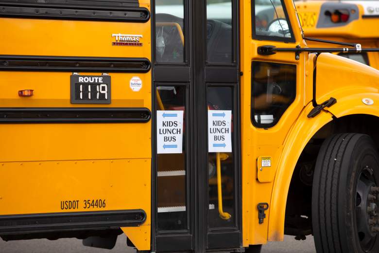 Los autobuses escolares entregan comidas a los niños y sus familias el 6 de mayo de 2020 en Seattle, Washington.