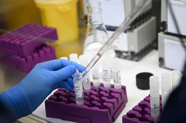 Un empleado del Ministerio de Salud obtiene resultados de las pruebas de COVID-19 realizadas de forma masiva en diferentes puntos del país, en el laboratorio clínico Max Bloch de San Salvador, el 18 de mayo de 2020.