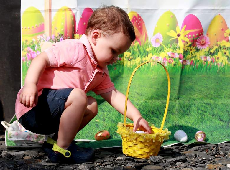 Donovan Ingham, de dos años, participa en una búsqueda de huevos de Pascua en su casa el 12 de abril de 2020 en Northampton, Reino Unido.