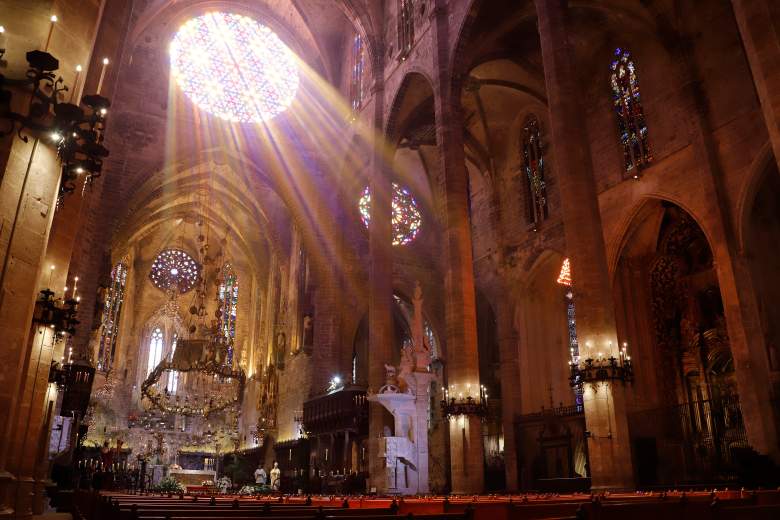 El obispo de Mallorca Sebastia Taltavull ofrece la tradicional misa del Domingo de Pascua en la catedral desierta durante el brote de coronavirus (COVID-19) el 12 de abril de 2020 en Palma de Mallorca, España.