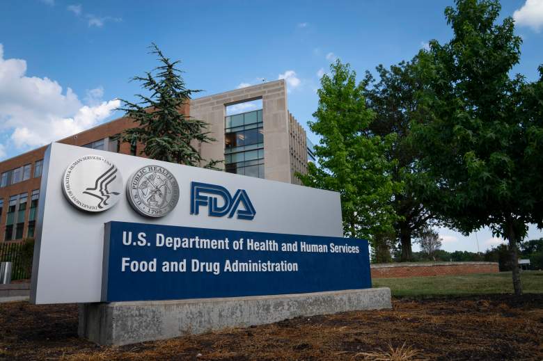 Un cartel de la Administración de Alimentos y Medicamentos se ve fuera de la sede el 20 de julio de 2020 en White Oak, Maryland.