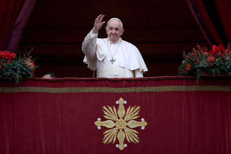 El Papa Francisco saluda a los fieles reunidos luego de su bendición navideña Urbi et Orbi en la Plaza de San Pedro en el Vaticano el 25 de diciembre de 2021.