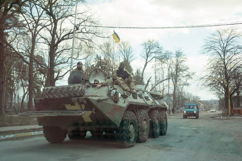 Militares ucranianos conducen un APC el 4 de abril de 2022 en Bucha, Ucrania.