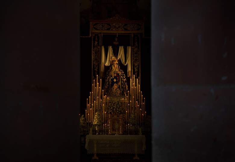 La Imagen de la Virgen "Nuestra Sra de la Soledad" se prepara para la Semana Santa en la iglesia de San Martín de Tours, en Bollullos de La Mitacion, cerca de Sevilla, el 31 de marzo de 2022.