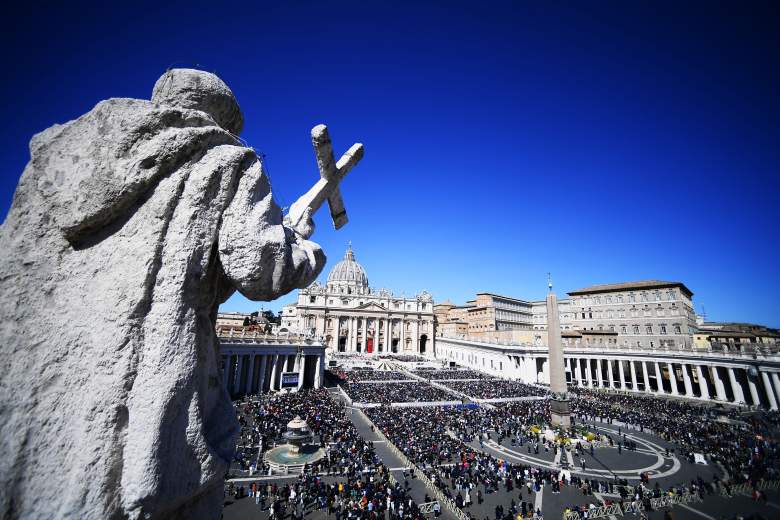 Esta vista general muestra a los espectadores mientras el Papa Francisco dirige la Misa del Domingo de Ramos, en la Plaza de San Pedro en el Vaticano el 10 de abril de 2022.