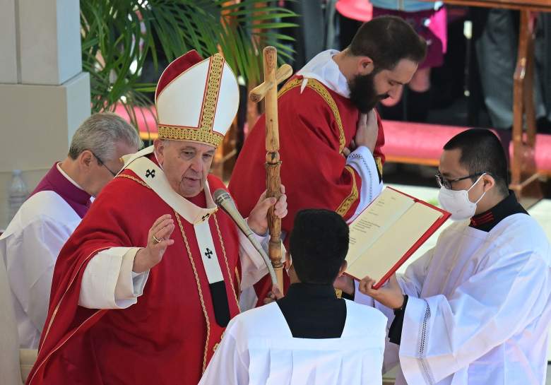 El Papa Francisco bendice a los fieles al final de la misa del Domingo de Ramos en la plaza de San Pedro, en el Vaticano el 10 de abril de 2022.