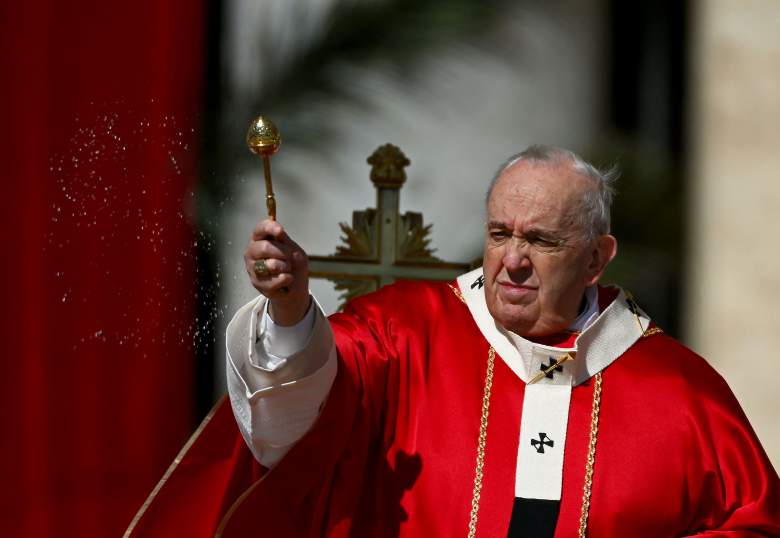 El Papa Francisco bendice las ramas de olivo mientras dirige la misa del Domingo de Ramos en la plaza de San Pedro, en el Vaticano el 10 de abril de 2022.