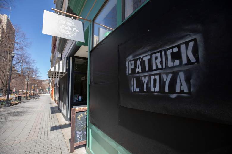 Una pancarta con el nombre de Patrick Lyoya se muestra en el frente de una tienda el 14 de abril de 2022 en Grand Rapids, Michigan.